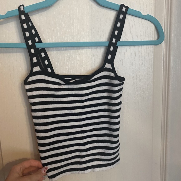 Dynamite crop top size Xs but fits like a small🤍🖤 - Picture 1 of 2